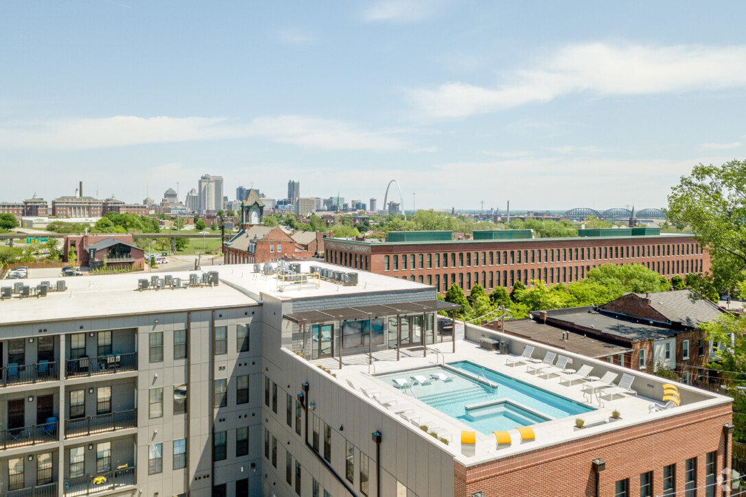 Rooftop deck at 1400 Russell Apartments with porcelain paver system